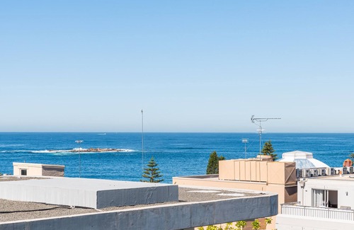 Coogee Appartement | The Arden 7 Coogee. New Large Quiet Ocean View Balcony Apartment, Next to Beach