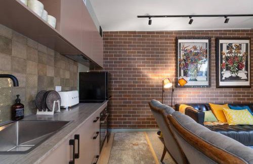 Petersham Maison | The Art Haus - Retro-Chic Hideaway near Local Gems