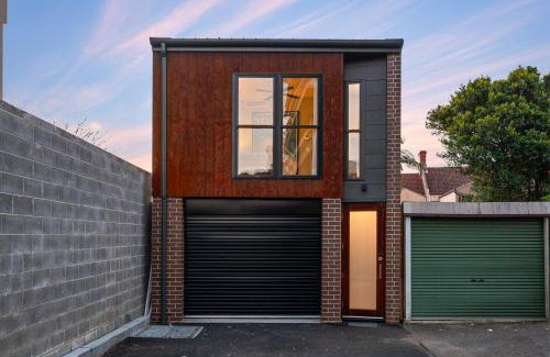 Petersham Maison | The Art Haus - Retro-Chic Hideaway near Local Gems