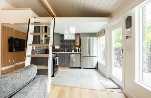 South Wrigley Appartement | The Art Studio with pool & hot tub