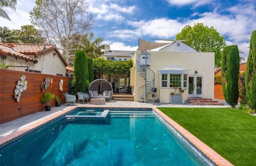 South Wrigley Appartement | The Art Studio with pool & hot tub