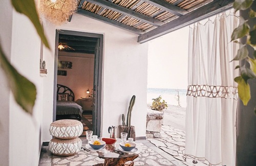 Aigialeia Cottage | Beau studio rustique en front de mer + sur le toit! 3 mètres de la plage