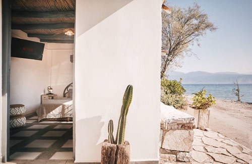 Aigialeia Cottage | Beau studio rustique en front de mer + sur le toit! 3 mètres de la plage