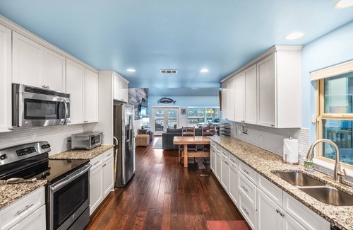 Point Venture Maison | The Ascent - Lakefront Private Doc Sleeps 10