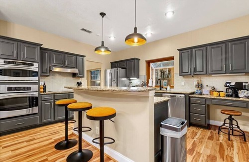 North San Antonio - SAT Maison | The Ashton - Heated Pool & Spa, King Beds, A Luxury Retreat
