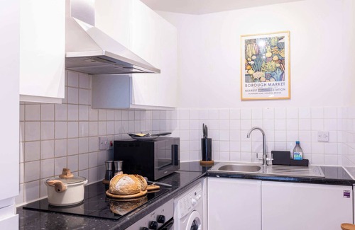 Vincent Square Appartement | The Atrium: High Ceilings & Workspace, Victoria