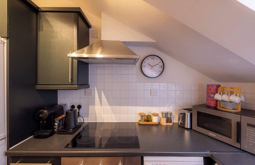 Vincent Square Appartement | The Atrium: High Ceilings & Workspace, Victoria