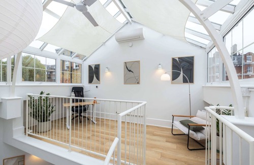 Vincent Square Appartement | The Atrium: High Ceilings & Workspace, Victoria