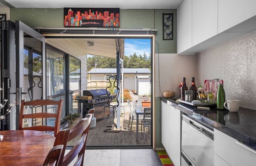 Waikuku Beach Maison | The Bach at Old Broadway - Waikuku Beach Retreat