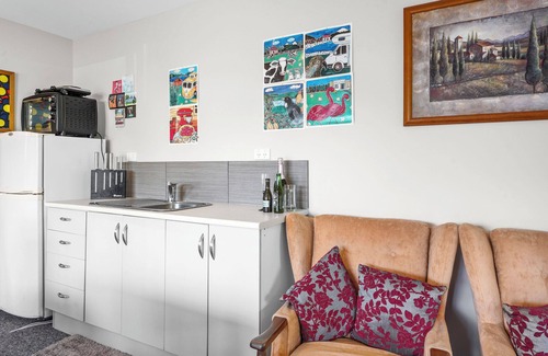 Waikuku Beach Maison | The Bach at Old Broadway - Waikuku Beach Retreat