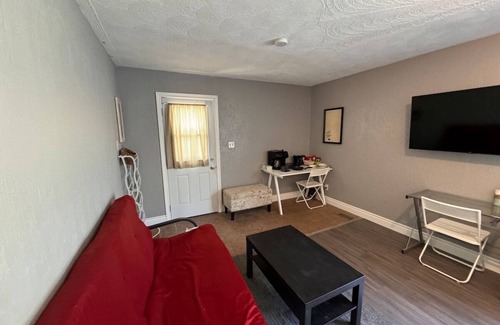 Windsor Appartement | The Bachelor Suite at Stanley/Kitchenette&Backyard