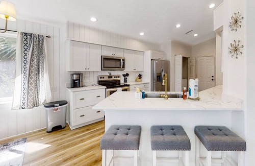 Indian Trails Maison | The Barefoot Bungalow | House in Palm Coast with an enclosed pool & grill