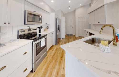 Indian Trails Maison | The Barefoot Bungalow | House in Palm Coast with an enclosed pool & grill