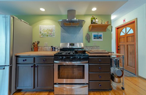 Trinidad Maison | The Barn: a Trinidad home in the redwoods with privacy and hot tub.