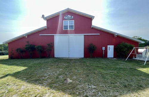 Red Boiling Springs Maison | The Barn Loft Studio Suite Barndominium