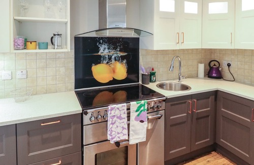 Newton Ferrers Cottage | THE BARN, pet friendly, with a garden in Brixton
