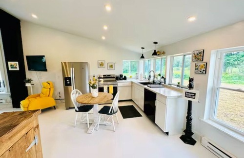 Hamilton Maison | The Barnhouse - Country Charm 2 miles from Colgate, renovated century-old barn