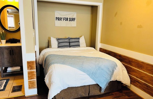Canton Lit Et Petit-Déjeuner | The Beach Comber - Private Room w Access to Pool & Hot Tub.
