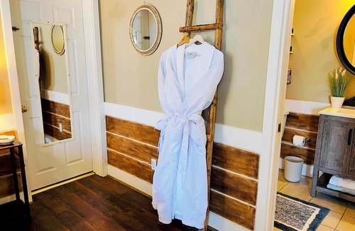 Canton Lit Et Petit-Déjeuner | The Beach Comber - Private Room w Access to Pool & Hot Tub.