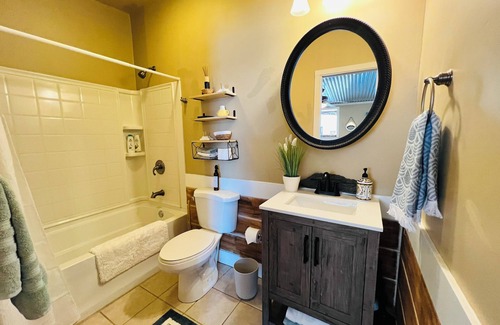 Canton Lit Et Petit-Déjeuner | The Beach Comber - Private Room w Access to Pool & Hot Tub.