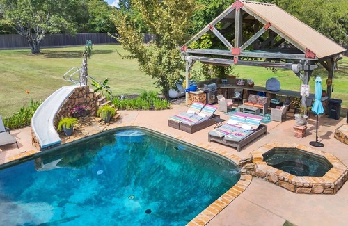 Canton Lit Et Petit-Déjeuner | The Beach Comber - Private Room w Access to Pool & Hot Tub.