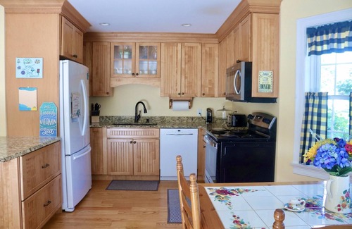 Misquamicut Cottage | The Beach House: 8 min walk to Misquamicut, sleeps 5, beach parking/walk on pass