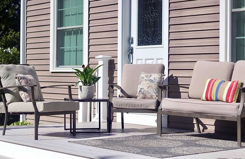 Misquamicut Cottage | The Beach House: 8 min walk to Misquamicut, sleeps 5, beach parking/walk on pass