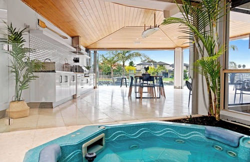 Patterson Lakes Maison | The Beach House: Waterfront with Boat Mooring