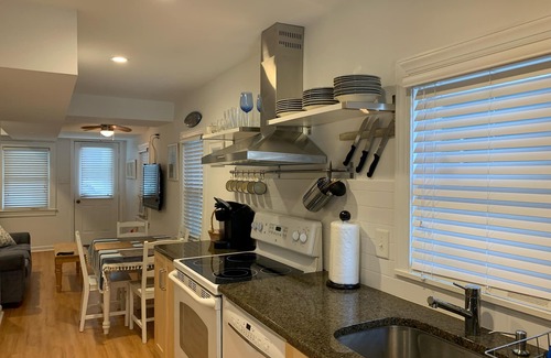 North End Appartement | The beach is calling! Beach block 2BR unit with parking & beach tags.