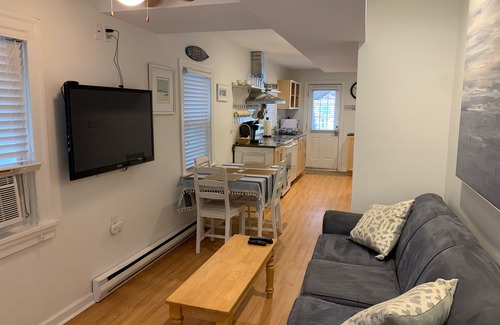 North End Appartement | The beach is calling! Beach block 2BR unit with parking & beach tags.