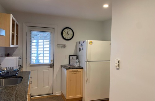 North End Appartement | The beach is calling! Beach block 2BR unit with parking & beach tags.