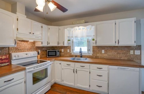 Lewes Maison | The BeachPlumB Retreat-2BR Home in Lewes-Mins to the Beach w/ backyard and grill
