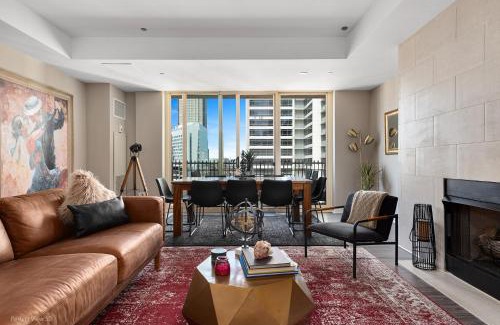 Rush and Division Appartement | The Bernardin Gold Coast Luxury Apartments Near Magnificent Mile
