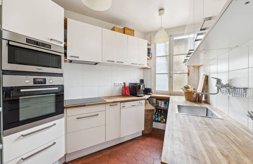 Quartier de Rochechouart Appartement | The Bibliophile’s Haven, by Veeve