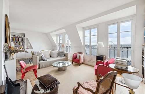 Quartier de Rochechouart Appartement | The Bibliophile’s Haven, by Veeve