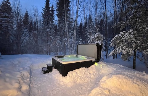 Saint-Tite-des-Caps Chalet De Ski | Chalet avec spa et foyer à 10 min. du Massif de Charlevoix