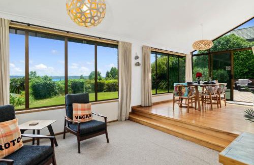 Kawaha Point Maison | The Bird House - Kawaha Point, Rotorua. Stylish six bedroom home with space, views and relaxed atmosphere