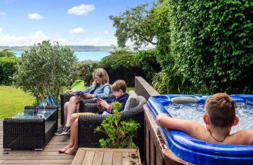 Kawaha Point Maison | The Bird House - Kawaha Point, Rotorua. Stylish six bedroom home with space, views and relaxed atmosphere