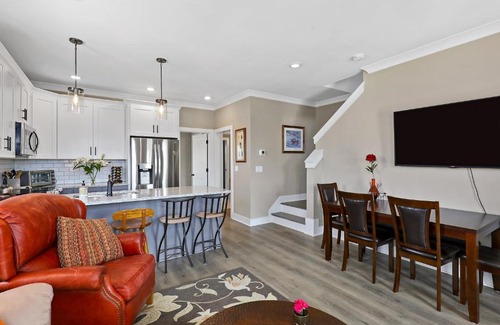 Lakewood Maison | The Bird House on Turtle Bay