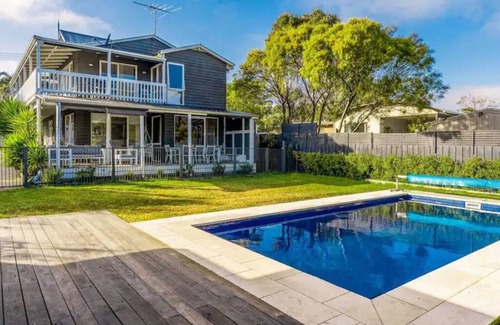 Sunset Strip Maison | The Birkdale by Ready Set Stay- heated pool, WIFI, amazing and modern