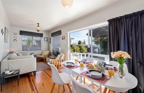 Mount Maunganui Maison | The Black Bach - Mt Maunganui Holiday Home