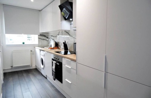 Johnstone Maison | THE Black Cart House