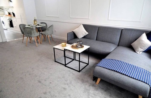 Johnstone Maison | THE Black Cart House