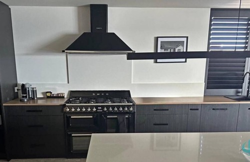 Swansea Maison | The Black Swan Lakehouse - waterfront, pool