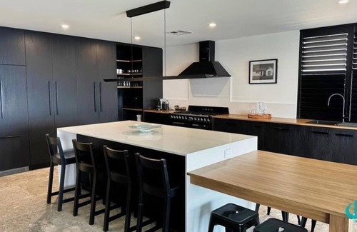 Swansea Maison | The Black Swan Lakehouse - waterfront, pool