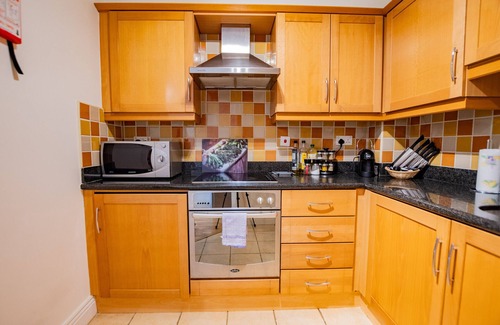Galway Appartement | Charming 2-Bedroom GF Apt by the Salthill Village