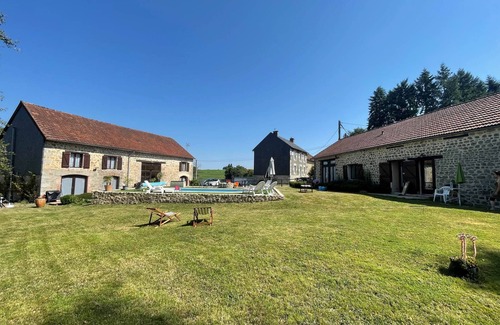 Saint-Dizier-Leyrenne Maison | Gîte Le Bleuet à la campagne avec piscine