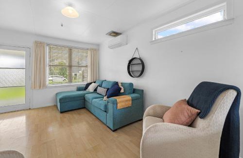 Waihi Beach Maison | The Blue Cottage - Waihi Beach Holiday Home