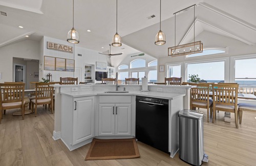 Waves Maison | The Blue Moon - Ocean Front - Pool - Hot Tub - Theater - Elevator- Dog Friendly!