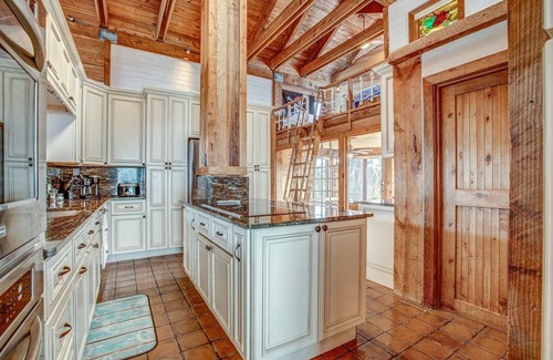 Cutthroat Harbor Estates Maison | The Blue Pearl: Spacious Open Water Retreat, Stunning Sunsets, Boat Bar, Room for Everyone & Fido!